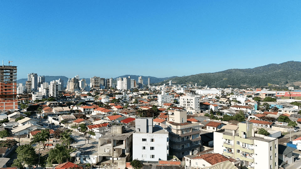 Vista da sacada do Ethan Tower — skyline da cidade e serra ao fundo.