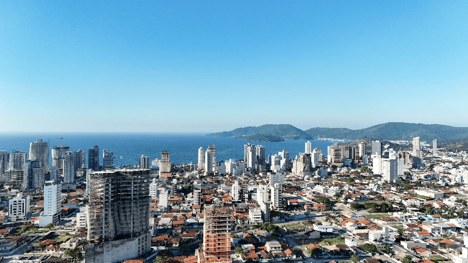 Vista das suítes do Ethan Tower — baía e mar de Porto Belo abertos.